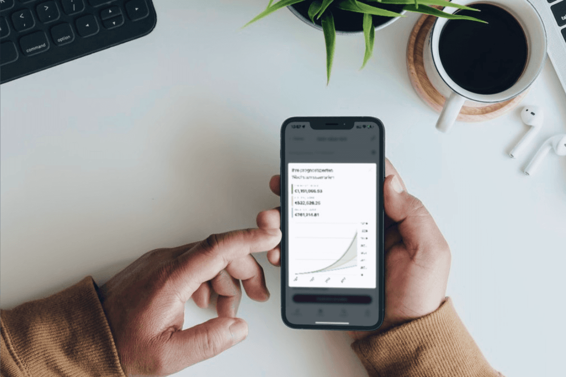 Eine Person prüft ihre Liechtenstein Life Dokumente bequem auf ihrem Smartphone